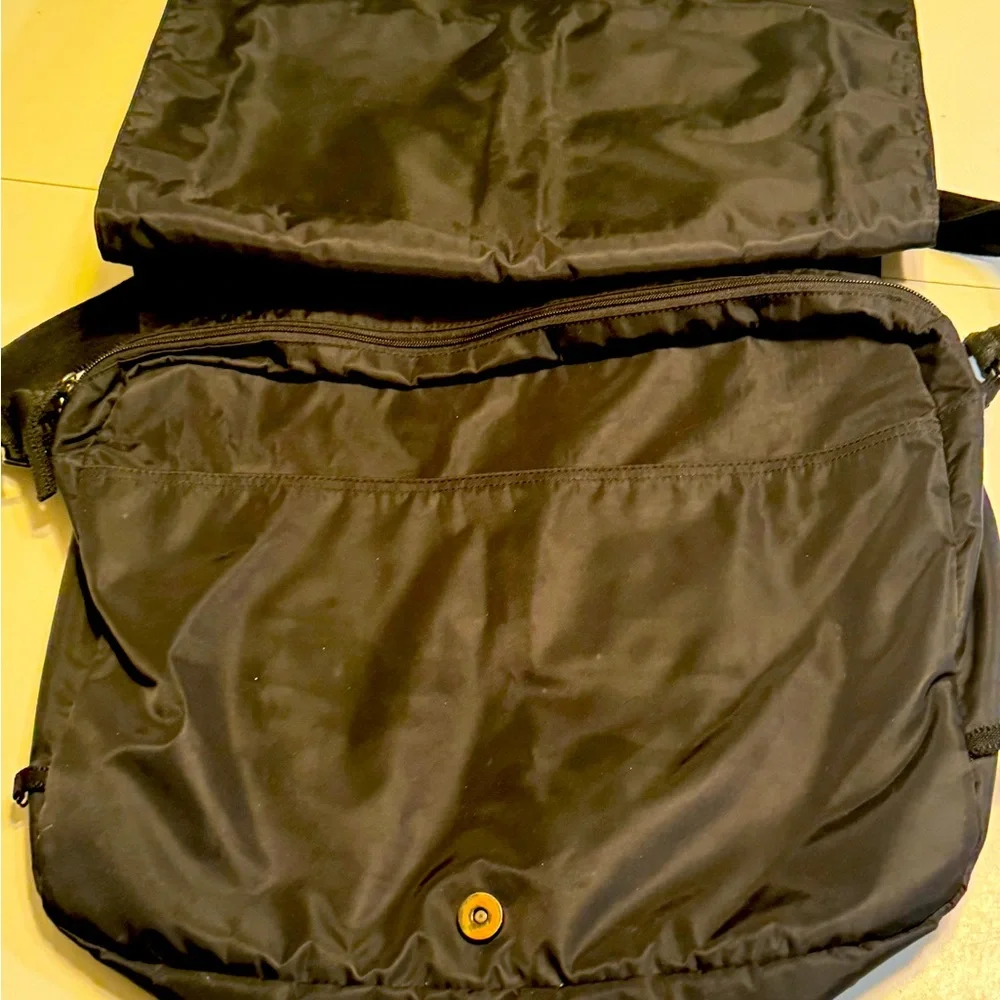 Retro Guess Women’s Black Lightweight Laptop Tablet Messenger Crossbody Bag